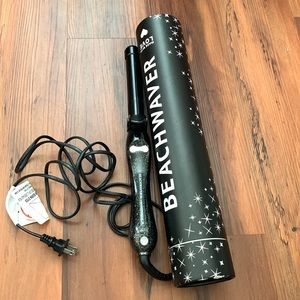 Beautiful brand new beach waver (B1) rotating curling iron !